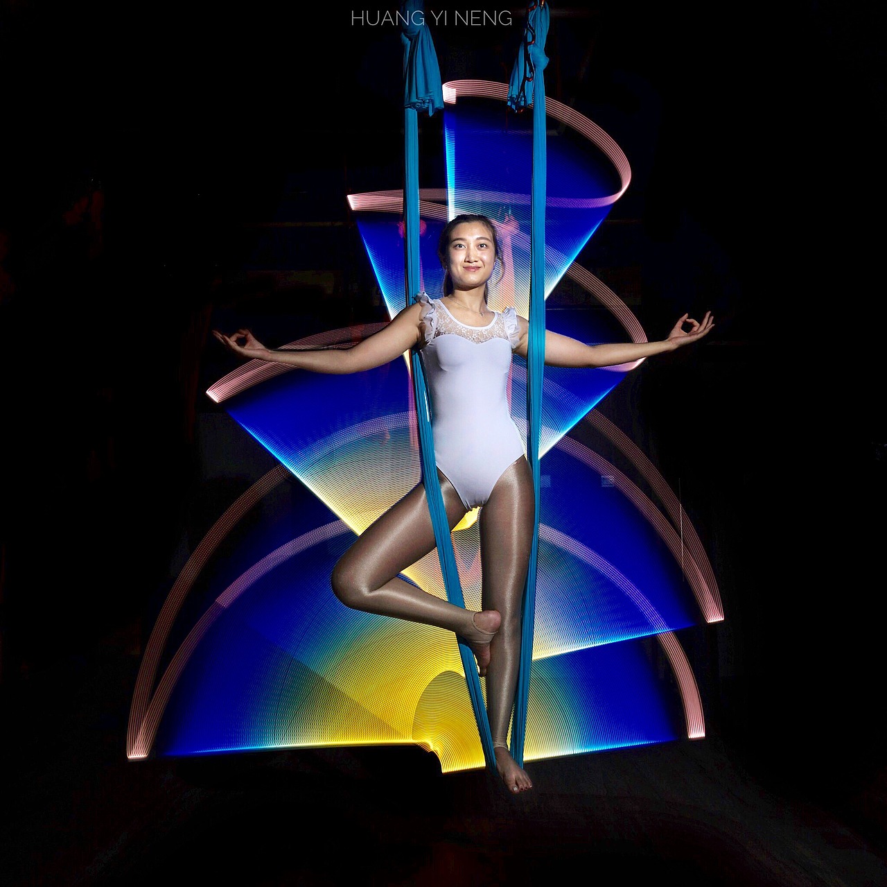 光绘空中瑜伽女孩