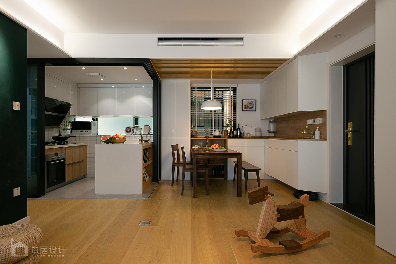 柜体中间的镂空部分连接延伸至窗边的木质台面，餐桌可以推进台面下特意留空的位置，其余靠墙部分全部作为收纳空间，再加上木色与白色的搭配，好看的同时，该有的功能一个也不落下。