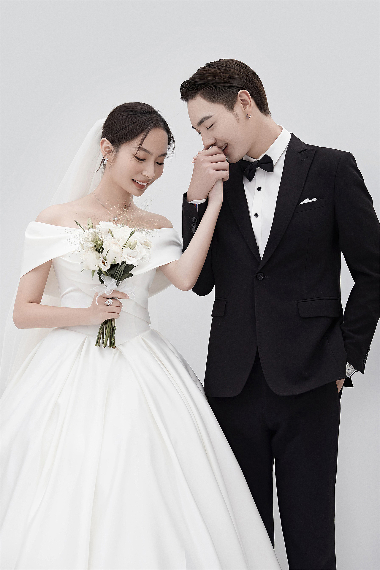 室内极简风格婚纱照~高级又不失优雅的浪漫
