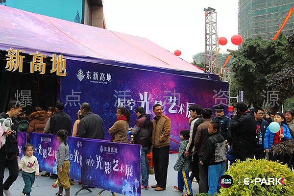 前所未有的感官体验
有如坠入爱丽丝的奇幻梦境之中<br>时而星空漫步,时而宇宙旅行<br>置身于万丈星空的浩瀚中<br>在光影的隧道里漫游翱翔