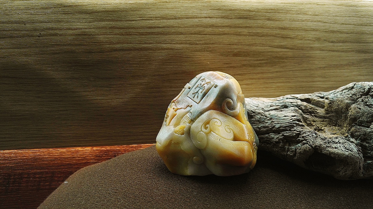 西域玉雕大师作品锦灰堆《书卷安天下》金丝玉花彩小摆