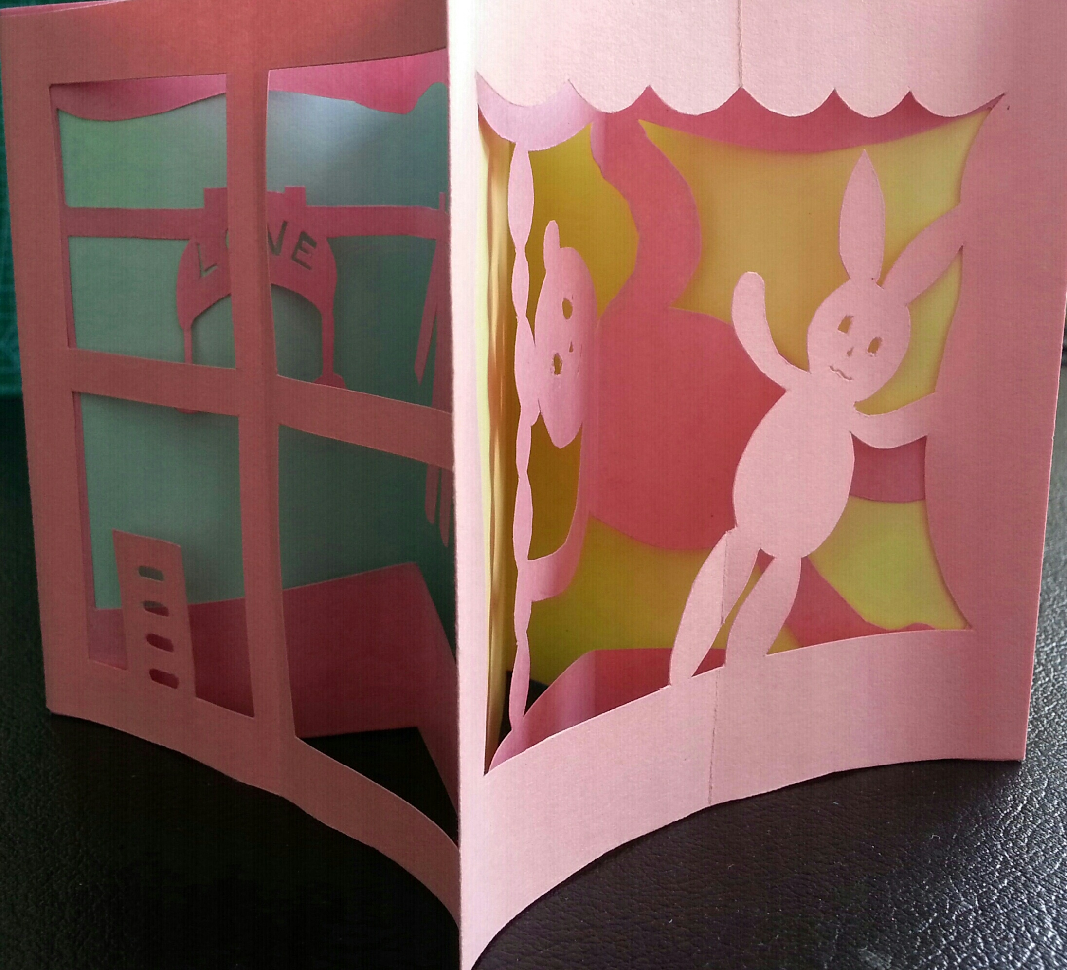 《粉色宝宝》旋转木马纸雕立体书