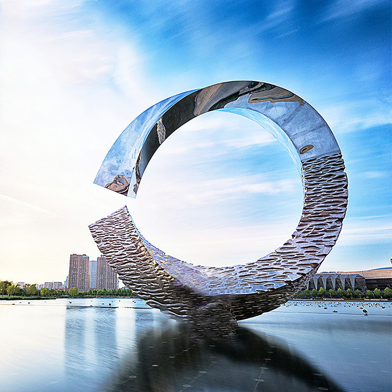 不锈钢水上月雕塑