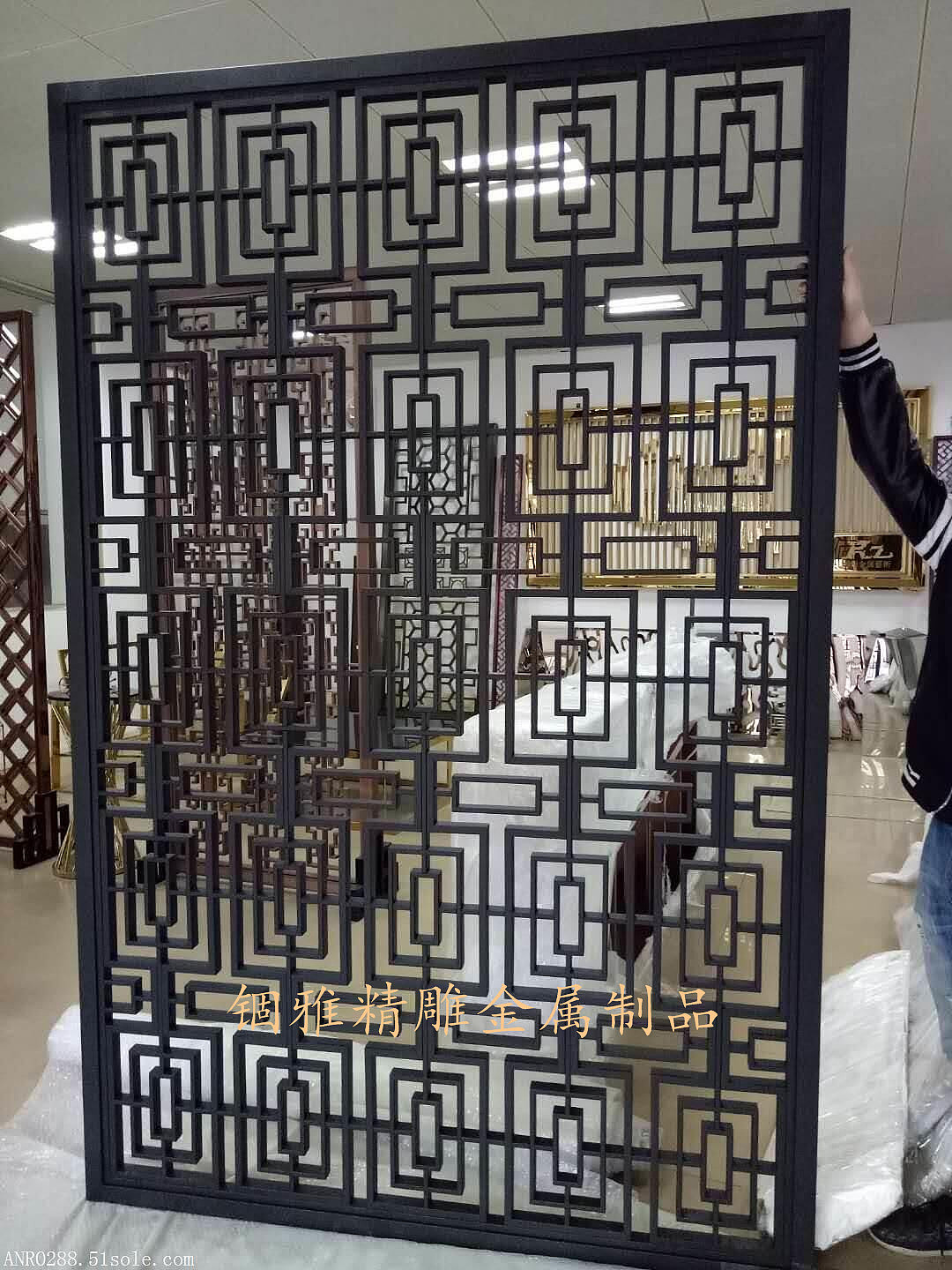 脱俗不凡的黑钛金不锈钢镂空花格屏风（图ZMTcwNjAzMzMy） - 建筑设计 - 站酷设计师锢雅18566019743原创素材 - 站酷ZCOOL