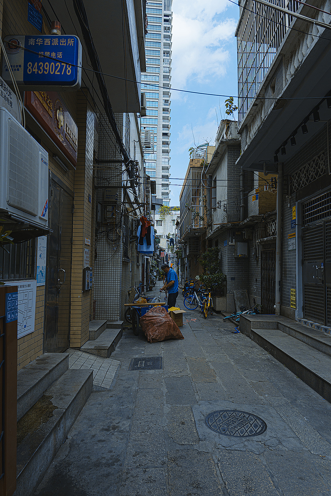 前段时间经过广州同福西,拍到的一些老房子