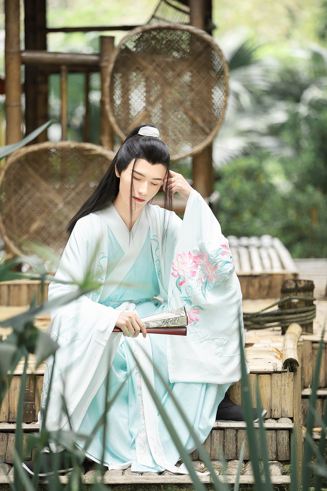 不肯画堂朱户,春风自在杨花