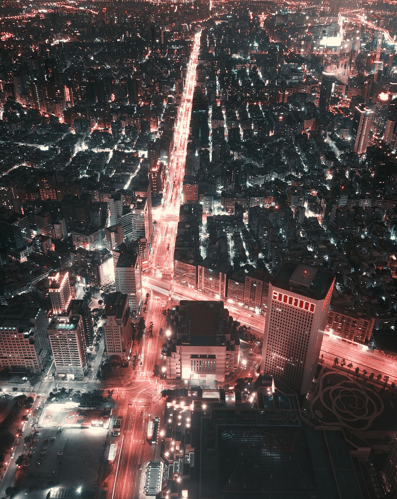 金黄的车流和璀璨的灯火固然好看,我尝试了另外的一种感觉。