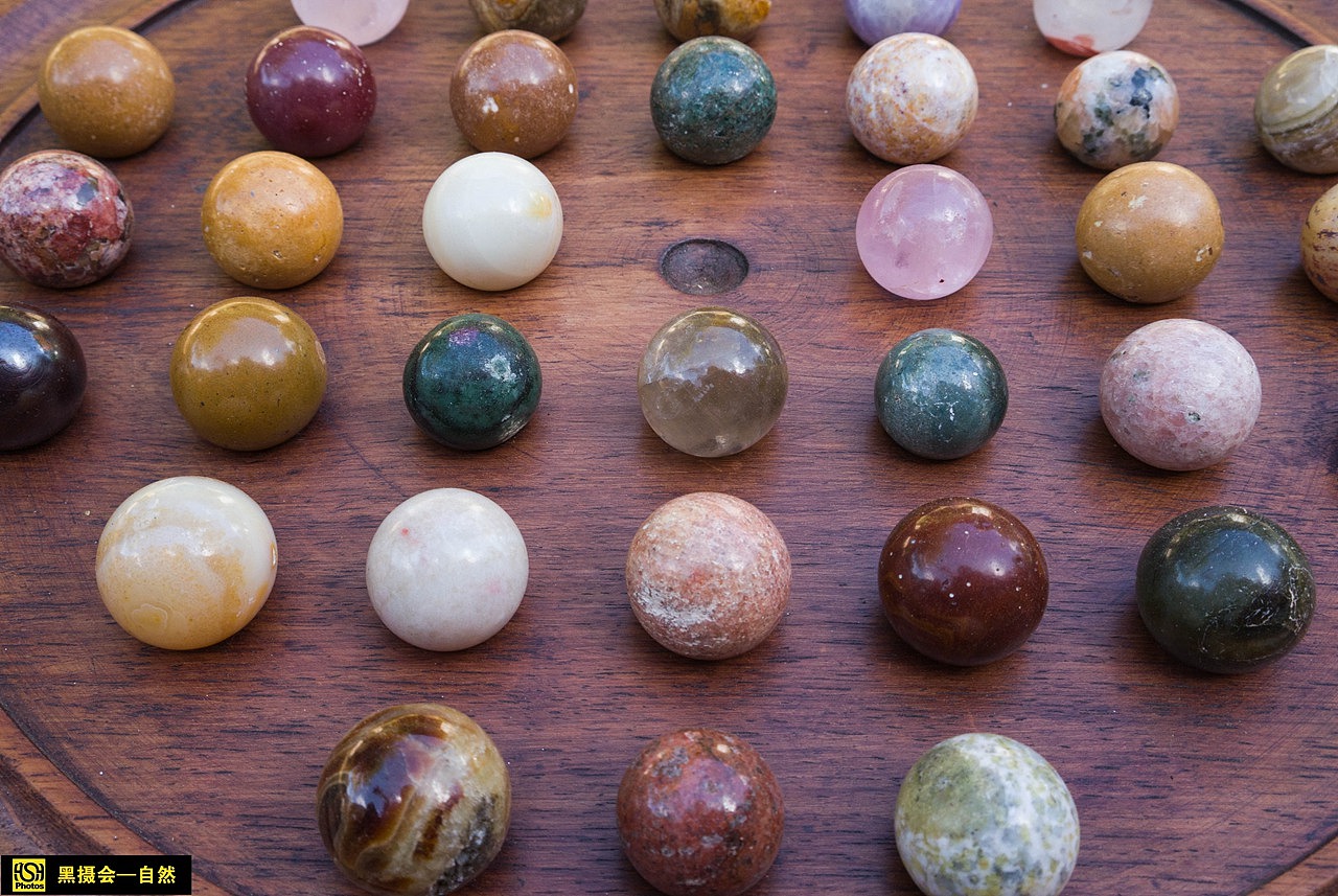 这是一个非洲矿产棋盘,里面的每一颗珠子都是一种宝石矿物,没有重复.