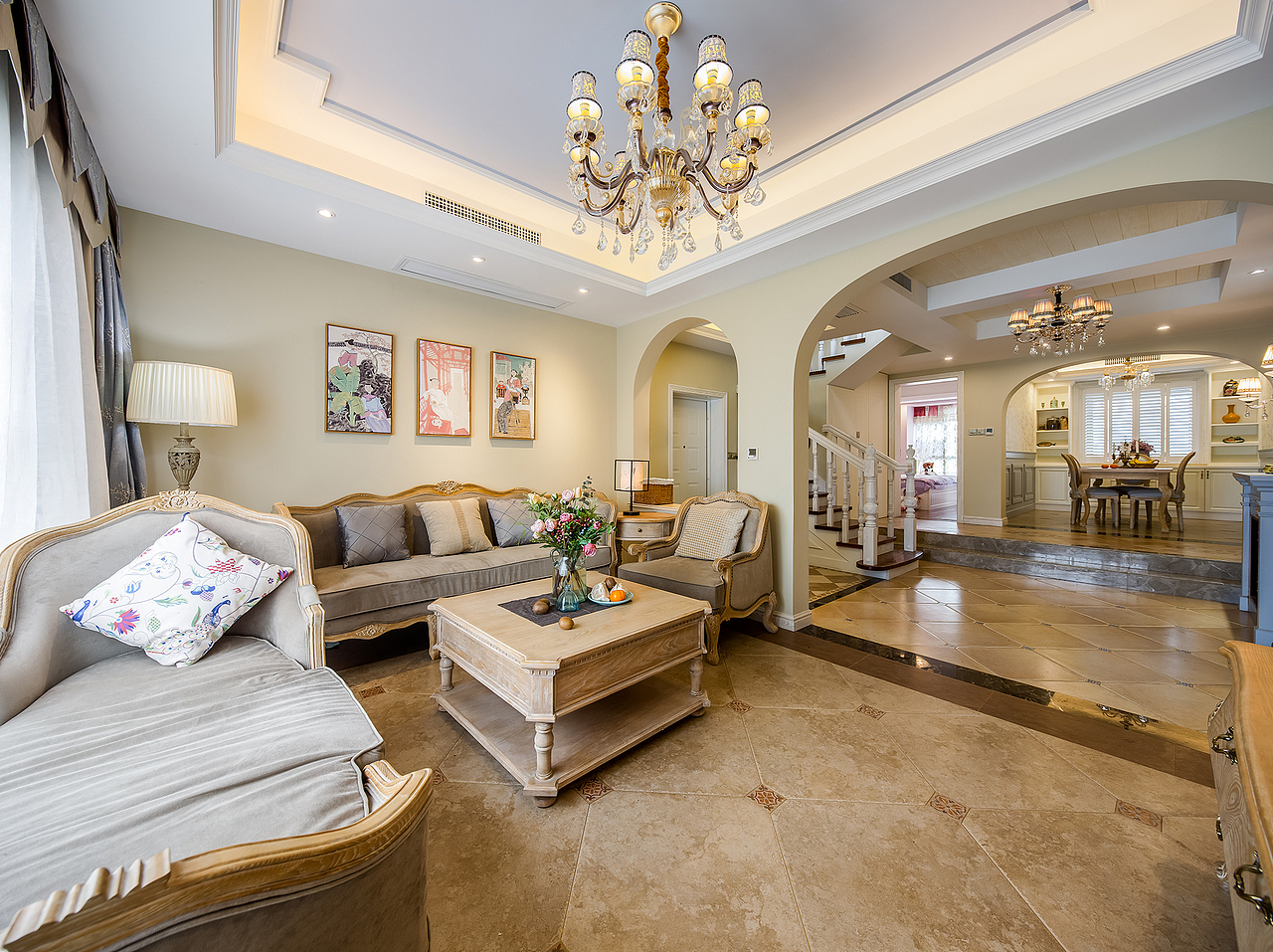 收到照片许久,一直没有提笔。一个城市 ,太熟记于心,明了的过透,殊不知从何说起;一个女人,太四平八稳,端正的过分,始终是不太可爱。正如同事所说:业主澜城姐是一位彻头彻尾的文艺“女流氓”。对设计的要求澜城姐和先生也迥然不同,先生是一位古玩文物收藏家,骨子里透出的闲情雅趣、文化性和历史性注定了空间的质朴和庄严感;但我们最终呈现的作品除了质朴庄严更多的诠释了一种自然的生活观,非要给个风格定位那就混搭自然。