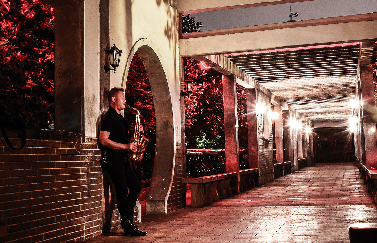 酒吧驻唱离开了吧台,低吟浅唱着自己的故事