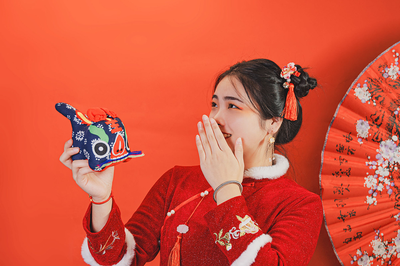 虎年啦-过年气氛-小姐姐很可爱拍几张