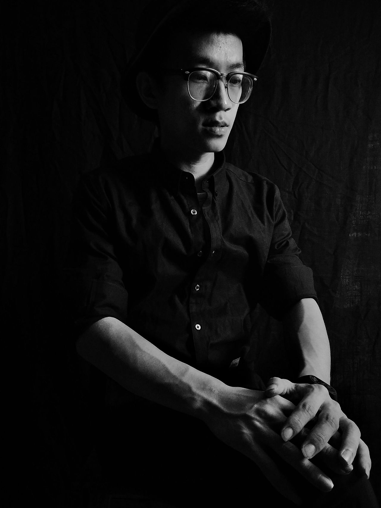 关键词 :手机摄影.黑背景.人物.职业.广告.玩（图ZNjAwNzY0NTY=） - 人像摄影 - 站酷设计师Leonce原创素材 - 站酷ZCOOL
