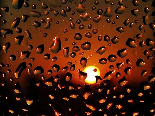 抽象背景雨滴落日夕阳窗玻璃日落背景图片