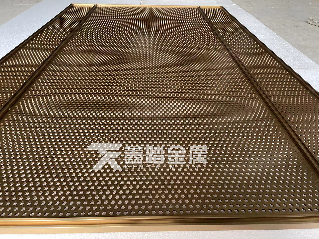 弧形不锈钢屏风 会所新颖款式的不锈钢镂空弧形隔断