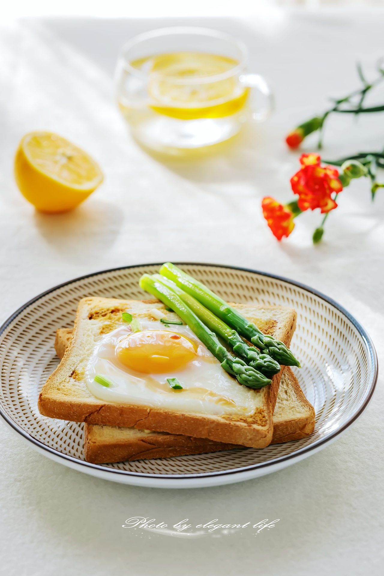 吐司鸡蛋配芦笋
