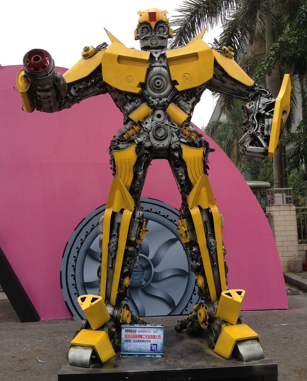 铁韵星钢雕变形金刚群助阵2013中国国际汽车文化展