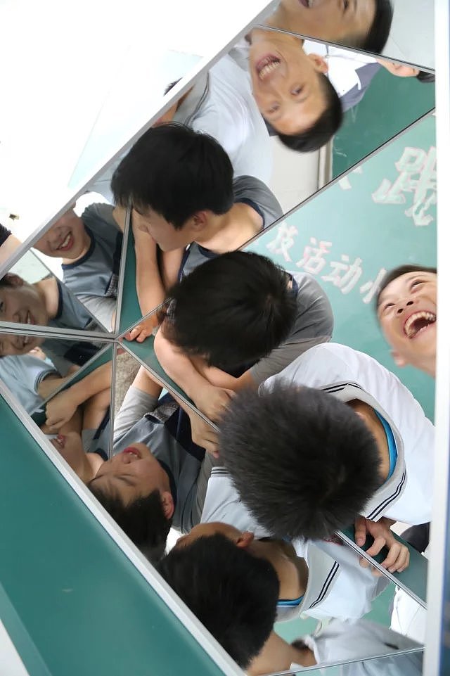 特大人体万花筒无穷浩瀚宇宙空间世界学生综合实践科技活动平面镜制作虚幻空间我心飞翔义乌大陈镇中王大可淘