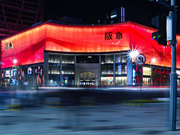 车流川流不息 人群来来往往 人们将梦交给城市中的灯火