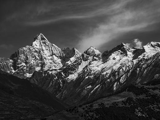 四姑娘山日出-黑白（个人主页-ZMjg1NDQ0MTY=） - 风光摄影 - 站酷设计师艾克斯艾斯基原创素材 - 站酷ZCOOL