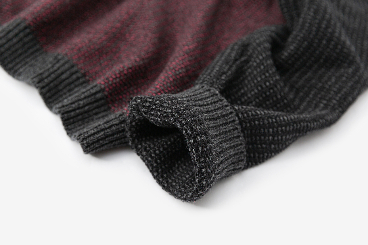 拼色圆领毛衣童装衣服服装静物挂拍平面拍摄白底图