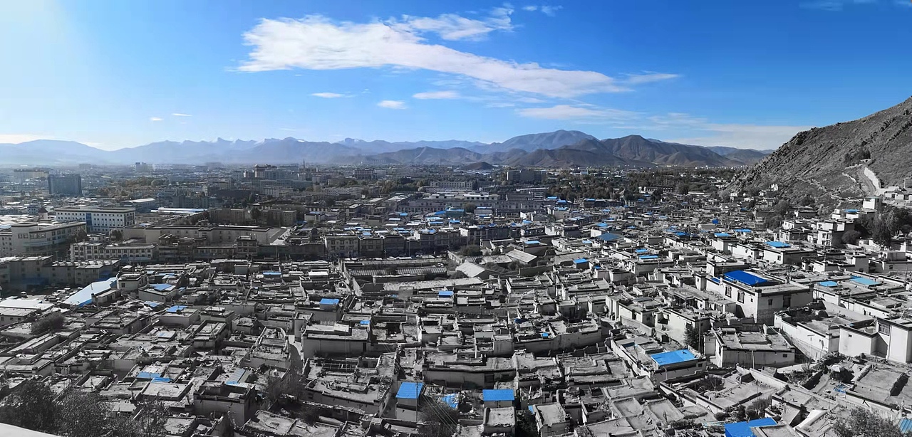 原来从山上看这边的小房子竟然长这个样子