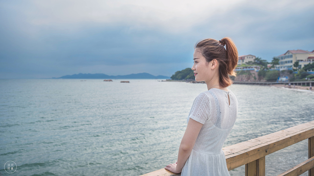 青岛夏日海边妹子摄影