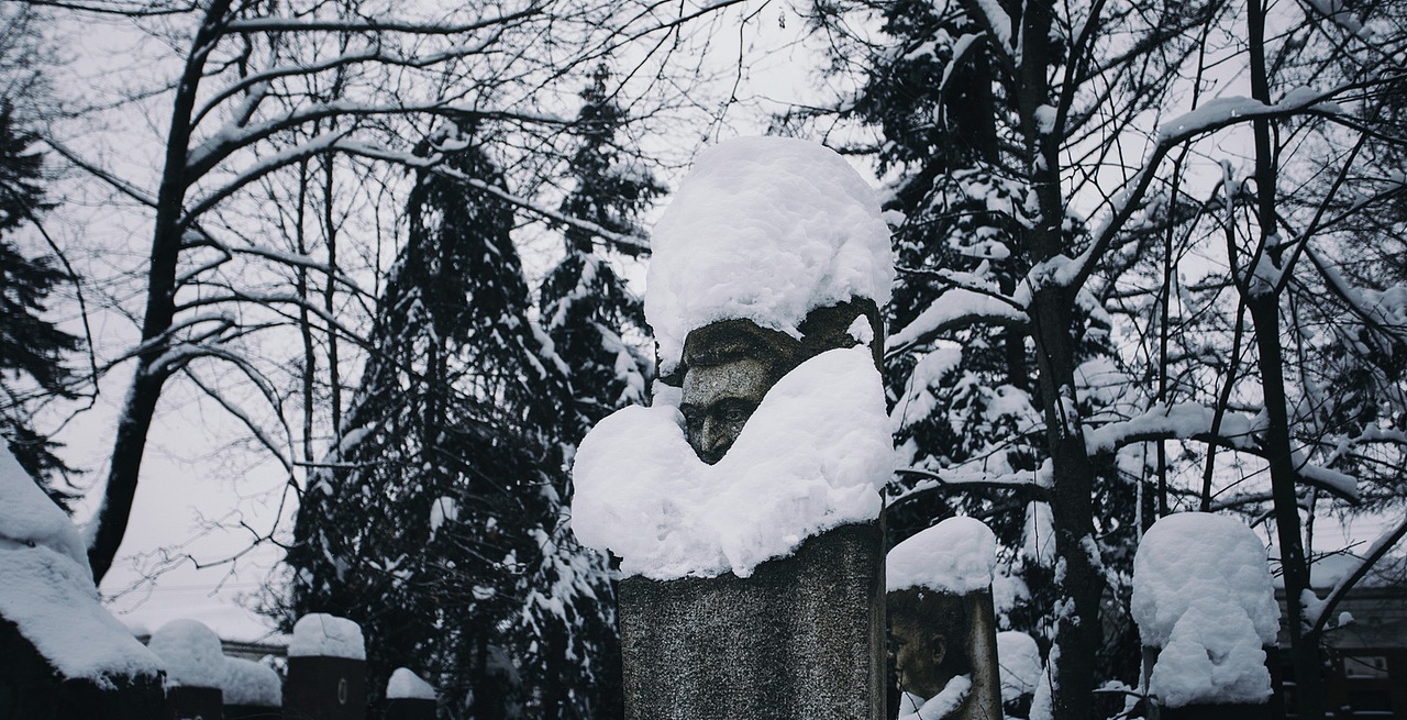 BINL有一个独特的癖好,去到一个新的地域就喜欢去当地的墓地看看,他说墓地可以了解到很多当地习俗,他们的墓碑也可以揣测出墓主生前的身份。国外的墓地不会像国内一样建在远远的市郊,并且和当地居民的生活密切相关,经常在某个住宅区的隔壁就能发现他们。