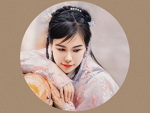 盈盈楼上女，皎皎当窗牖