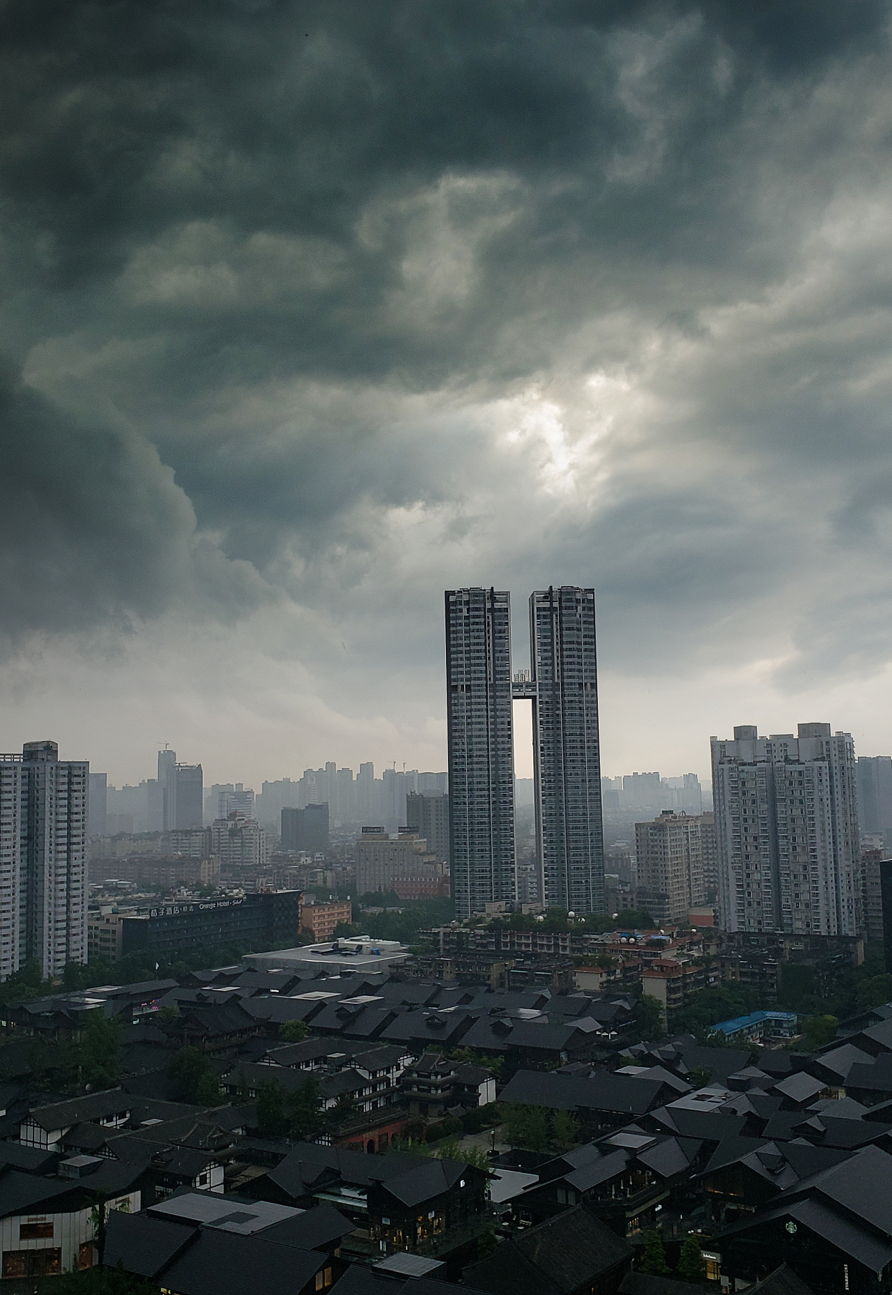 暴风雨前的成都