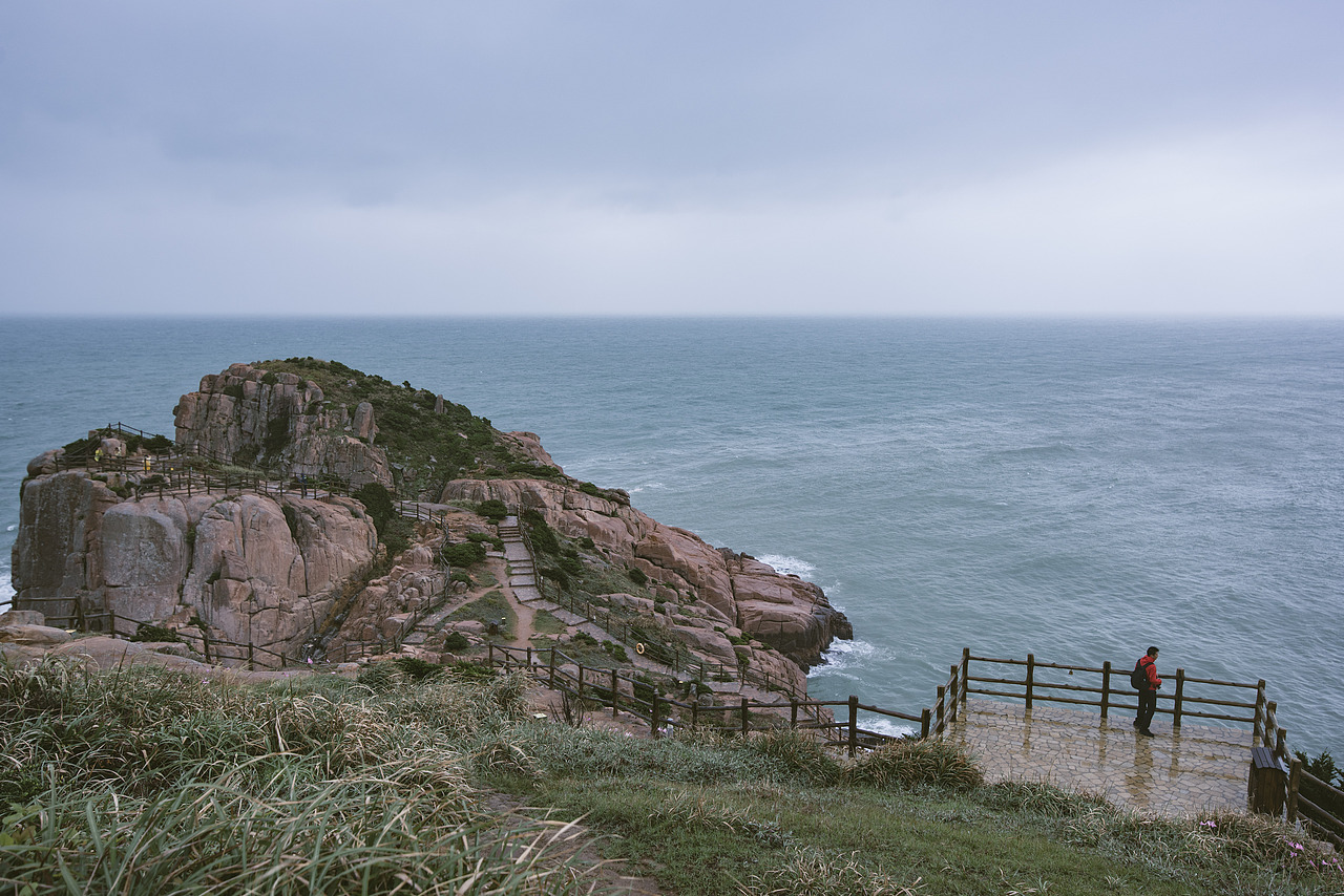 嵊泗列岛中的一叶扁舟
