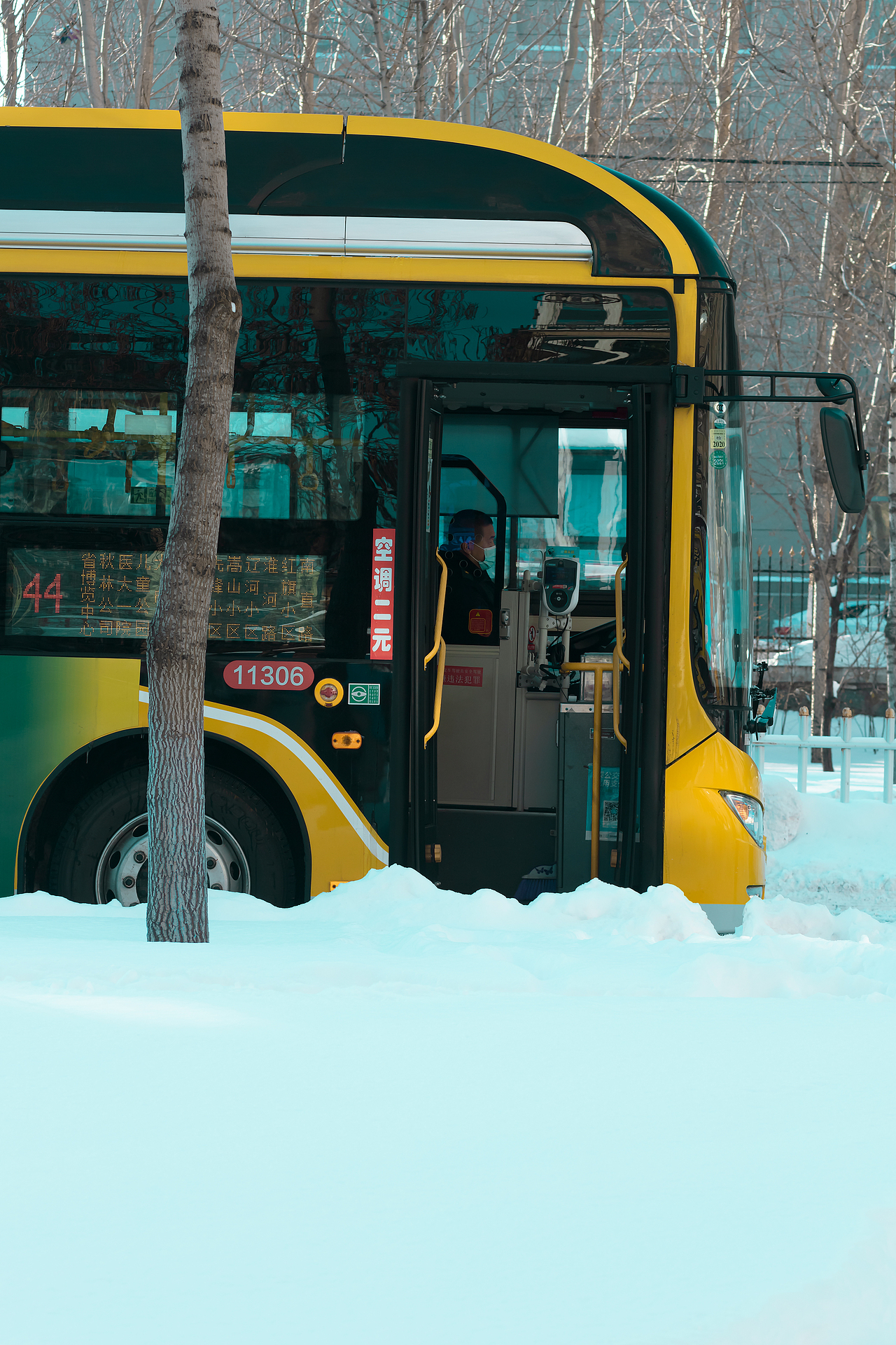 寒冬，暴雪，没有什么是能够阻挡人们追求美好生活的。（图ZMjMyODE3NTgw） - 人像摄影 - 站酷设计师摄影李狗蛋原创素材 - 站酷ZCOOL