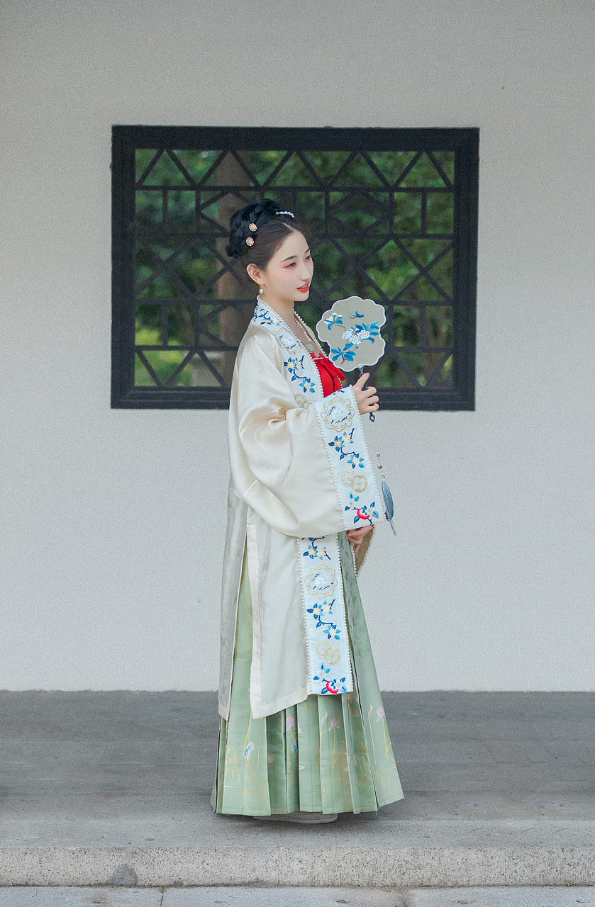 两位汉服小姐姐外拍