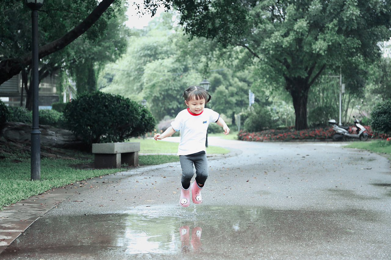 大家都喜欢在水坑里跳来跳去