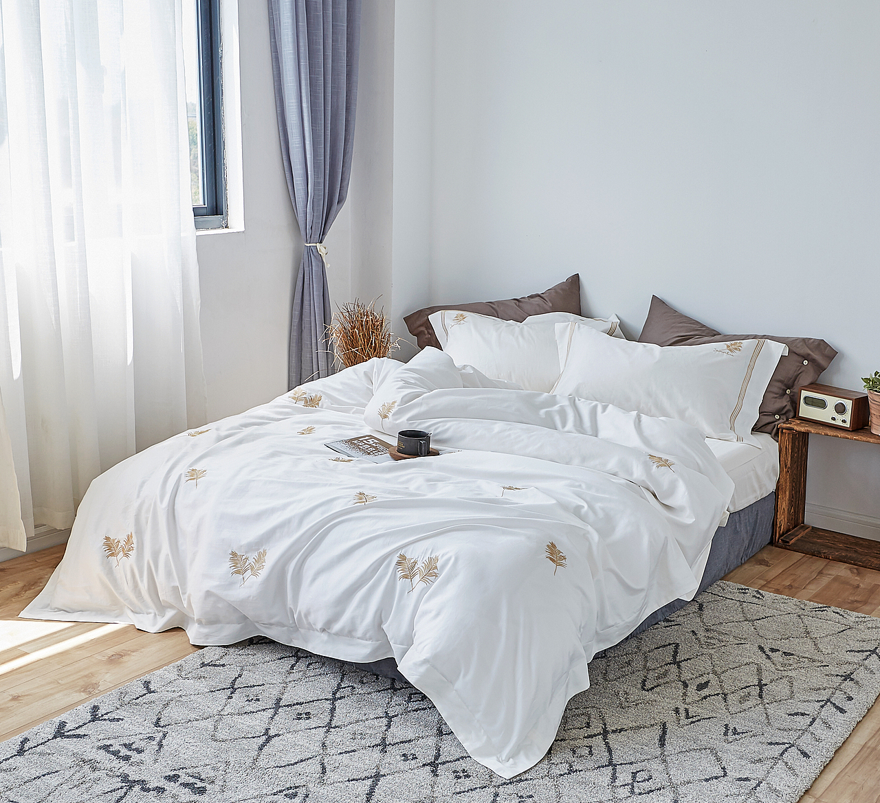 家纺家居四件套白色金叶子拍摄（图ZMTI2MzkxOTAw） - 产品摄影 - 站酷设计师熊猫家纺商业摄影原创素材 - 站酷ZCOOL