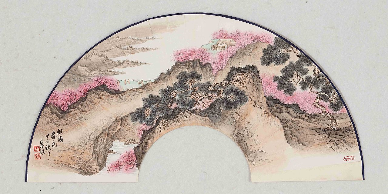 青绿山水画成扇面的样子