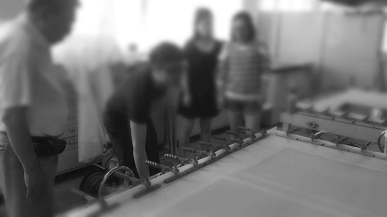 下压闸刀固定丝网,调整丝网的紧绷程度