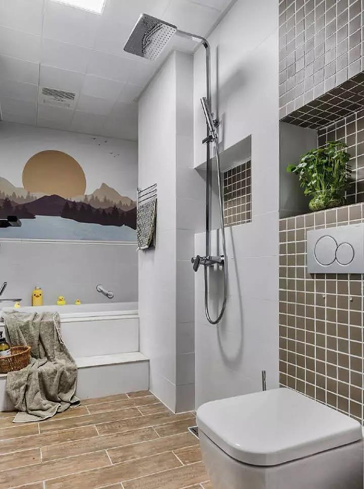 卫生间面积也不大,遗憾的是资金不够,没有做干湿分离,不喜欢湿漉漉的