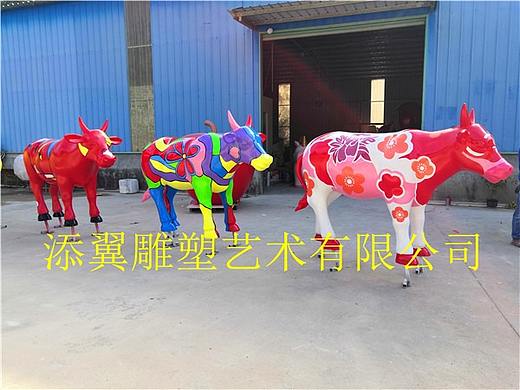 绽放着美丽玻璃钢彩绘牛雕塑每个细节寄托画者们情怀