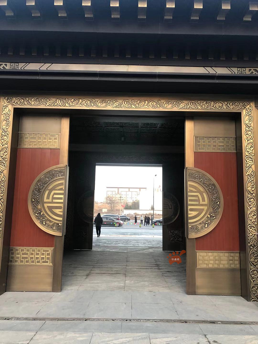 售楼部大门整装 仿古建筑不锈钢门头安装效果