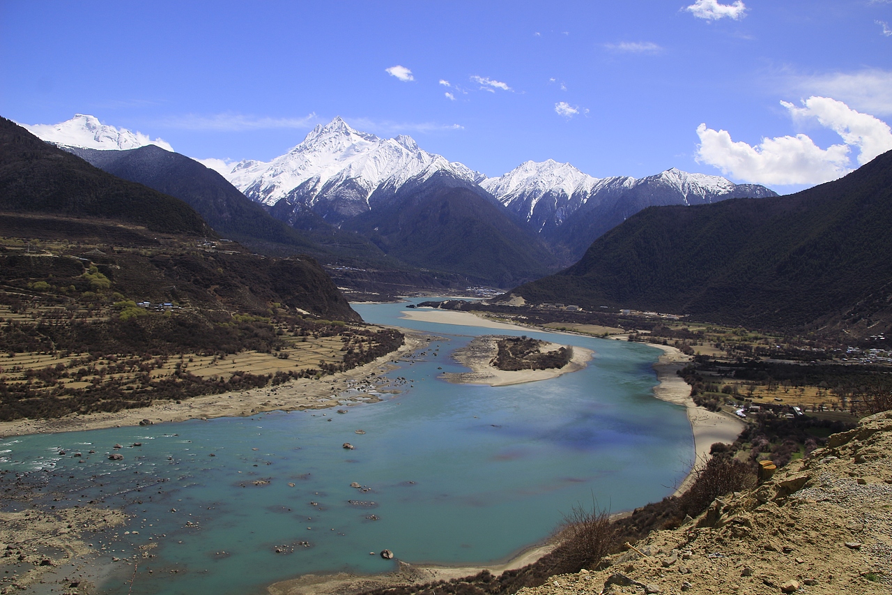 南迦巴瓦峰与雅鲁藏布江