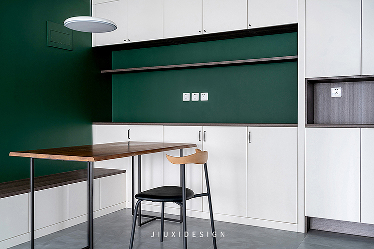 桌椅的木色给这个空间也加了一抹亮色，点缀了一下，不会让空间太沉闷。
