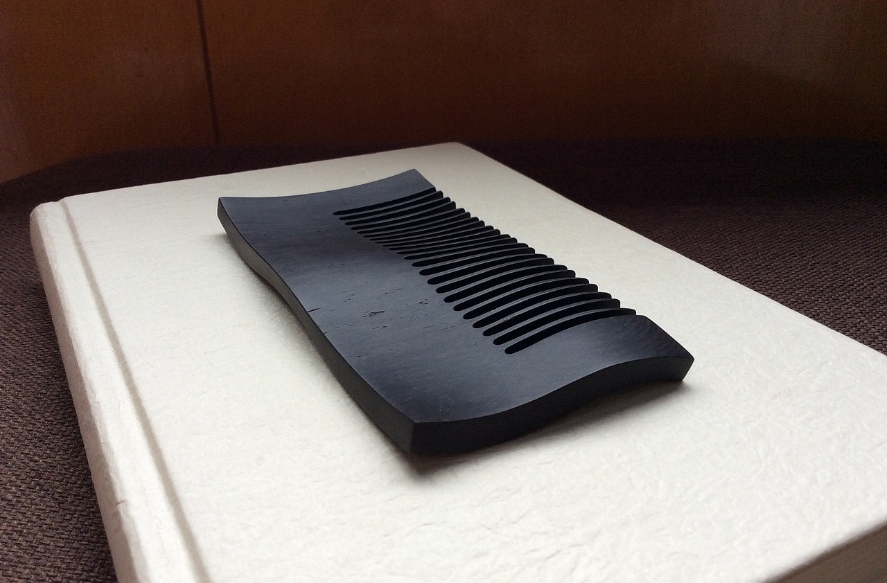 随着时间进入十一月,内陆吹来干燥的风,一些人和事物因为失去水分,陆陆续续卷曲,凋落。但也因此展现了他们极富变化的内在张力。
<br>第一次,单纯地从事物的形态变化出发着手构思,并依此取舍细节的处理,也开始尝试着去体验形态中类似于活力的东西,于我而言是个相当欣喜的开始!<br><br>以为这是个不错的主题,起一个较大的名字,以期后续的发展。