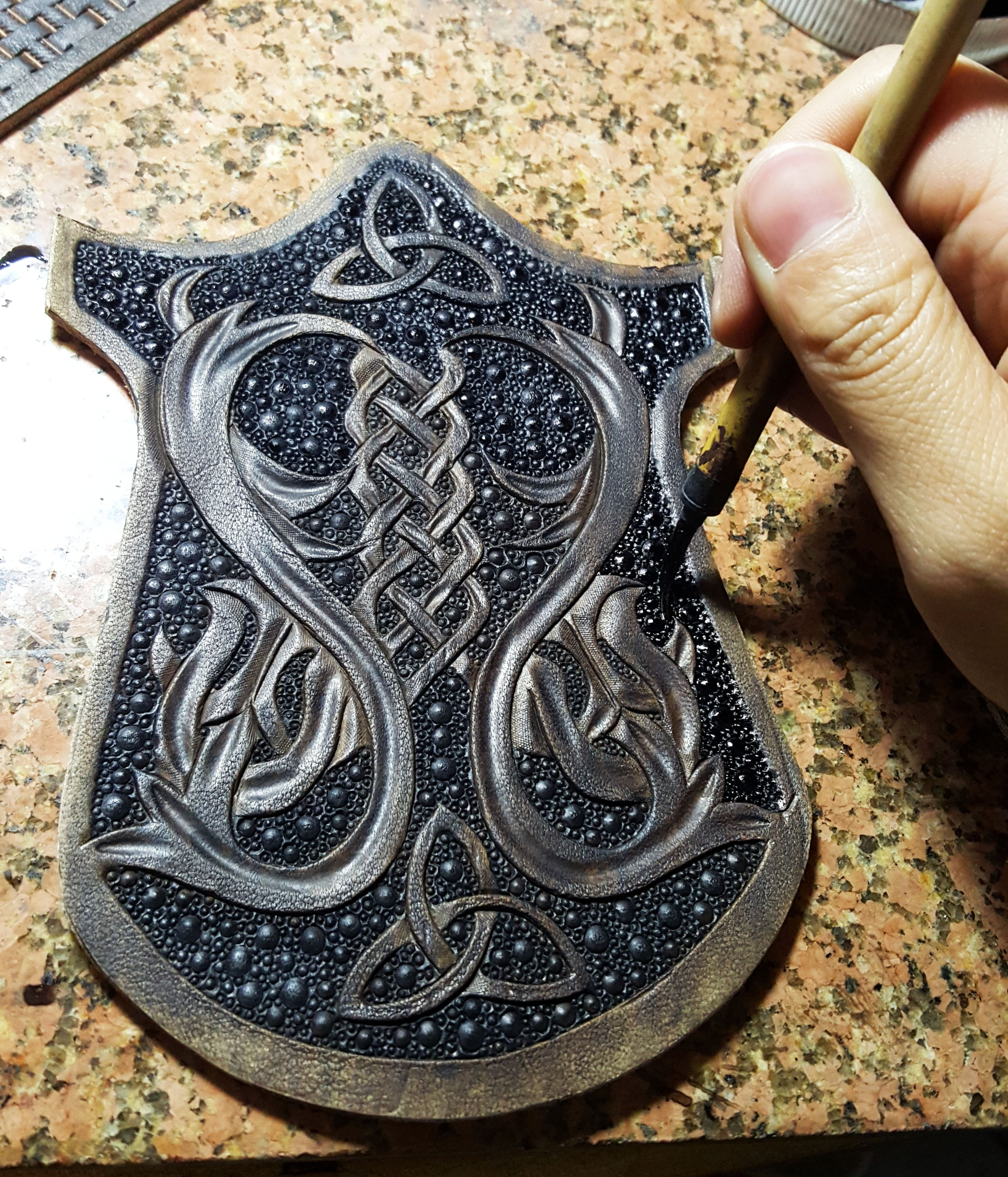 异域风格雕花刀鞘