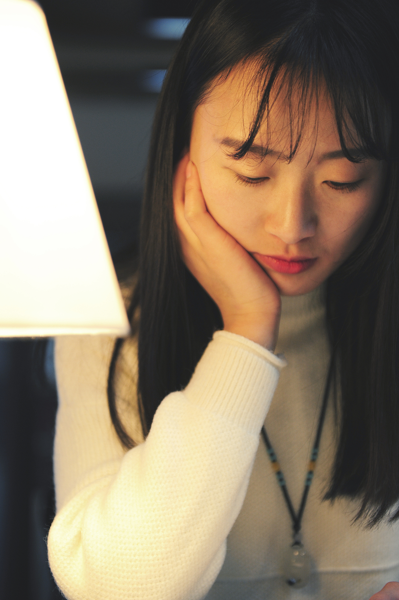 已经是书店的常客了,我喜欢到书店里找一个安静的角落拿起一本书便津津有味地看起来,往往一站就一两个小时,有时候,书店打烊了,我浑然不知。