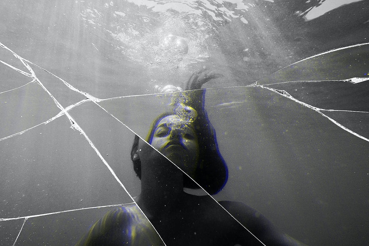 破碎镜子人物摄影-2