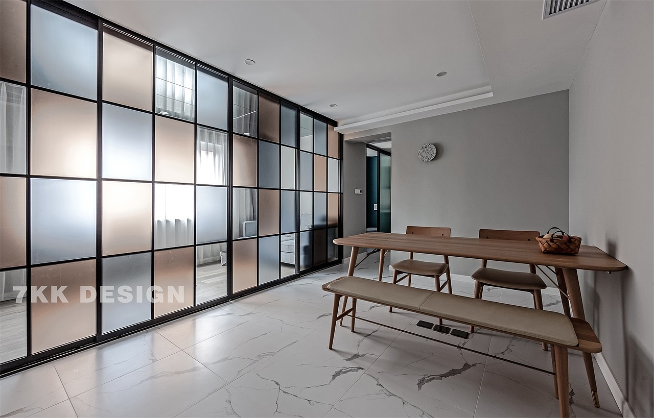 拉上玻璃移门,彩色的块状玻璃让原本质朴,简约的空间瞬间多了份不一样的色彩,让原本单调的生活也变得多姿多彩,透过若隐若现的玻璃让人产生无限遐想,幻想玻璃后面的世界。即使拉上玻璃也不影响餐厅采光,还是一样干净、清爽,明亮,同时也让整体空间富有不一样的意境。功能划分也比较清晰明了。