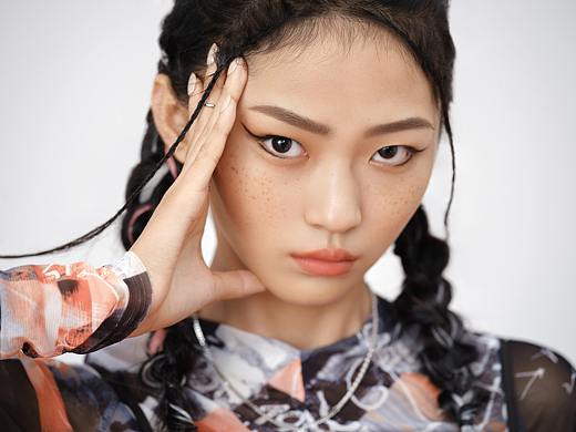 LO小奥汀眉笔详情迭代模特KV