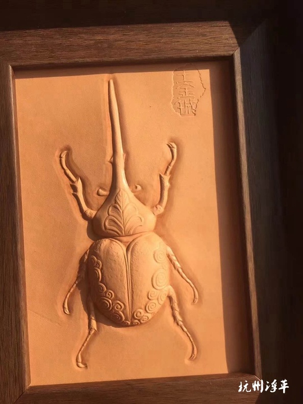 一只长鼻子皮塑浮雕昆虫