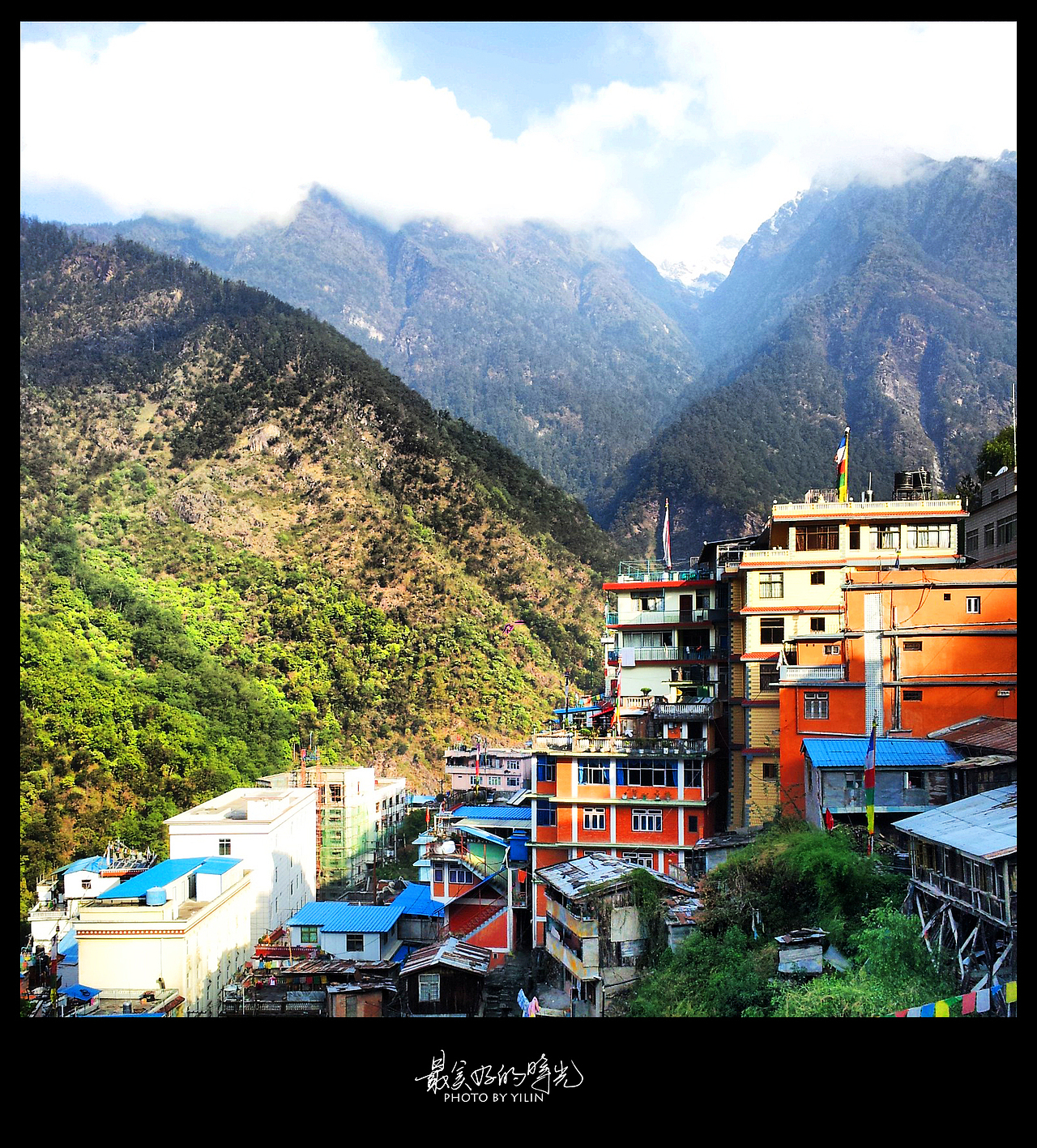 樟木，古称“塔觉嘎布”，藏语总为“邻近的口岸”，是茶马古道一条重要的分支延长线。它东南西三面与尼泊尔接壤，海拔2300米，距拉萨736公里，距加德满都120公里。