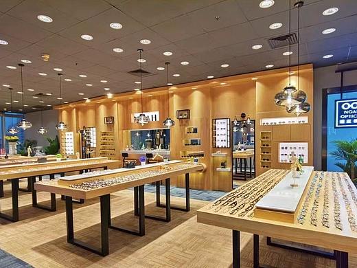 原木色眼镜店展柜设计 商业空间展览展示